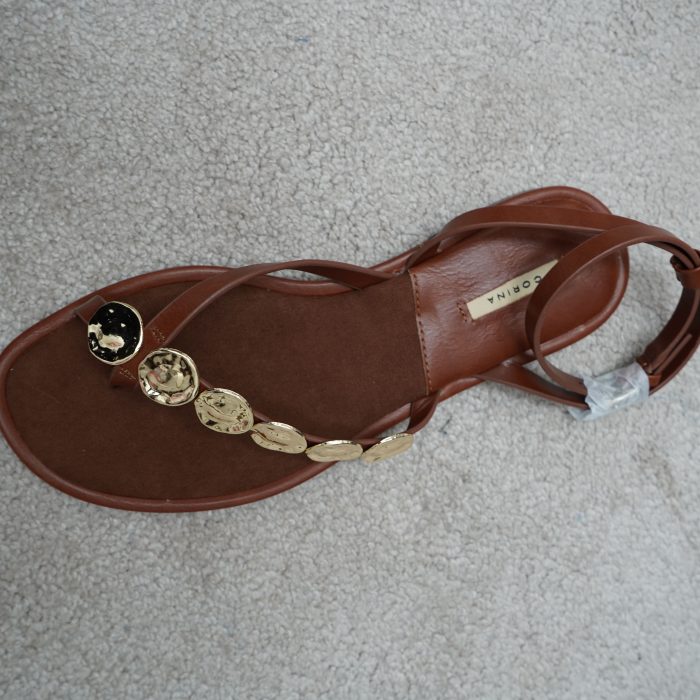 sandalias castanhas com bolinhas douradas