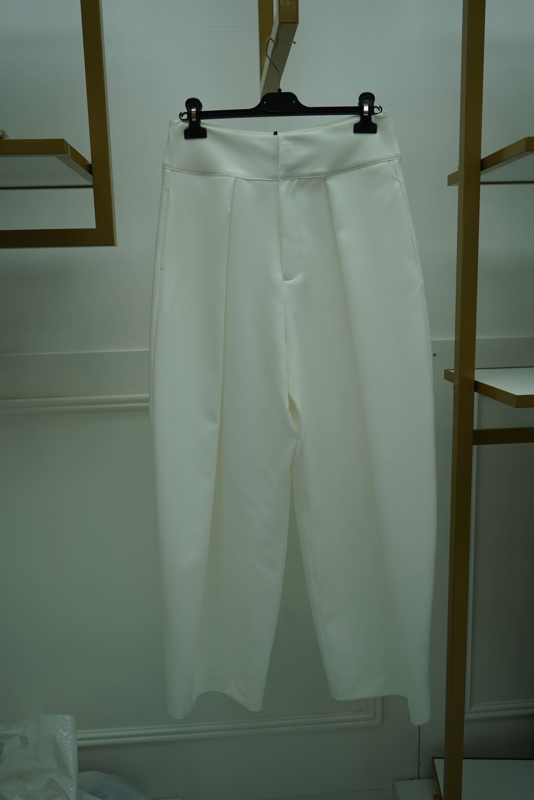 calca branca elegante cintura subida