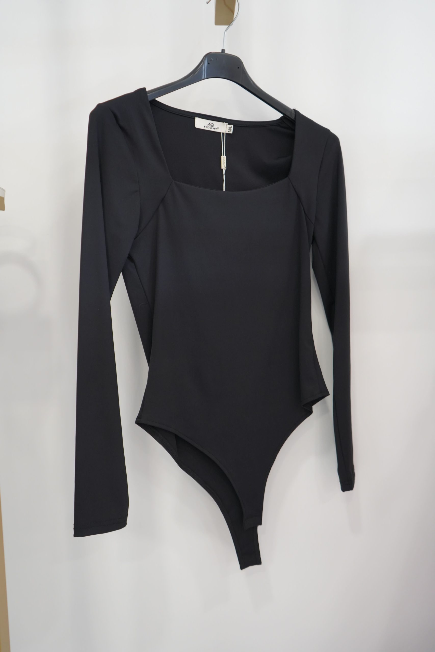 body preto decote quadrado