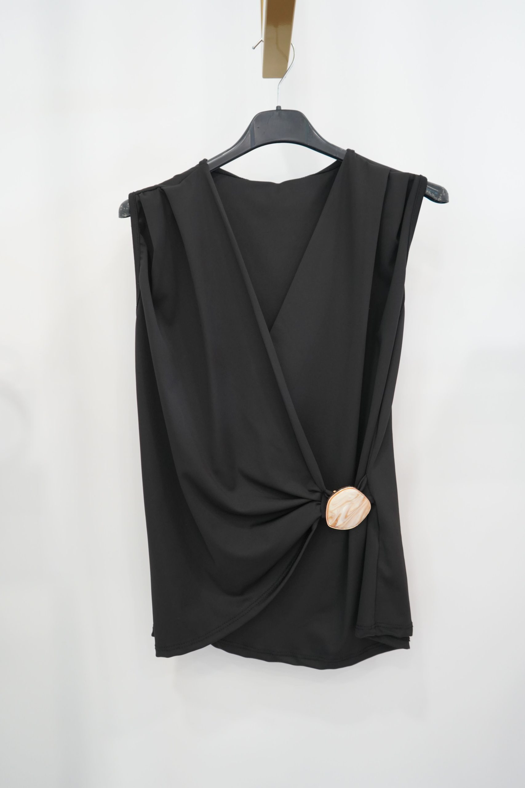 top preto detalhe com peca dourada