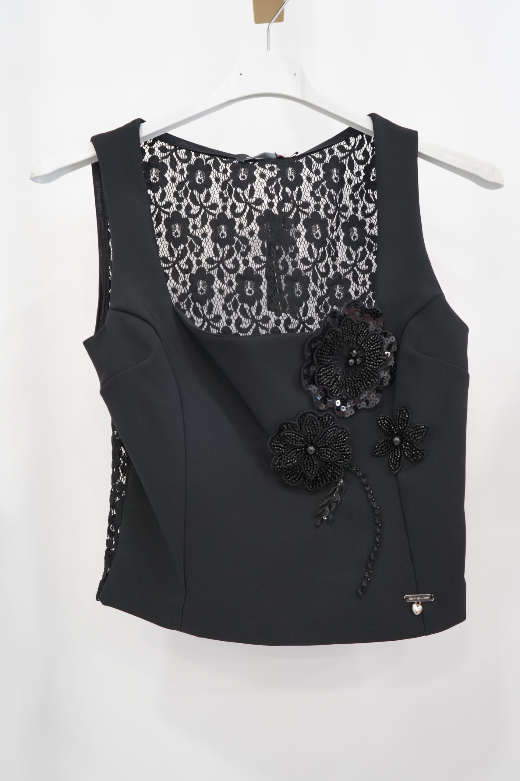 top preto com flores