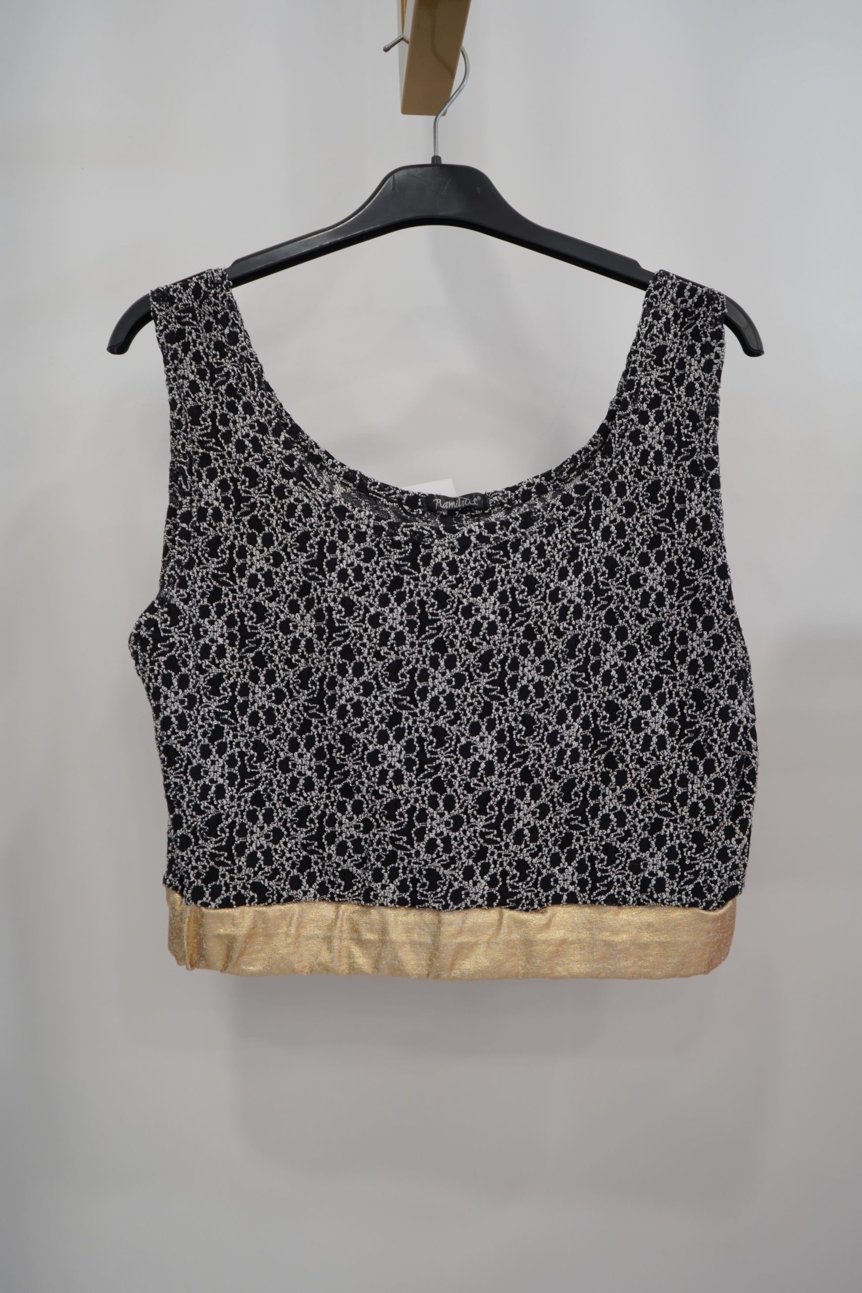 top preto faixa dourada