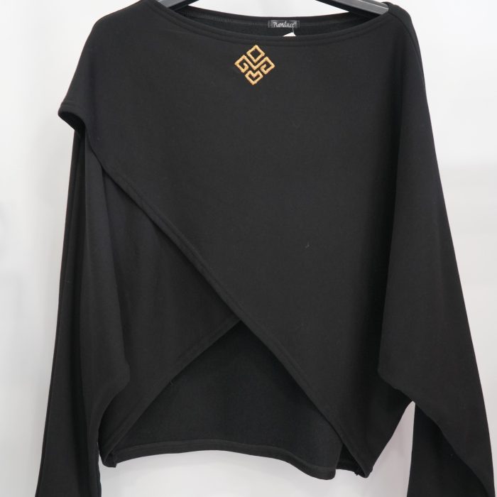 camisola preta logo dourado cima