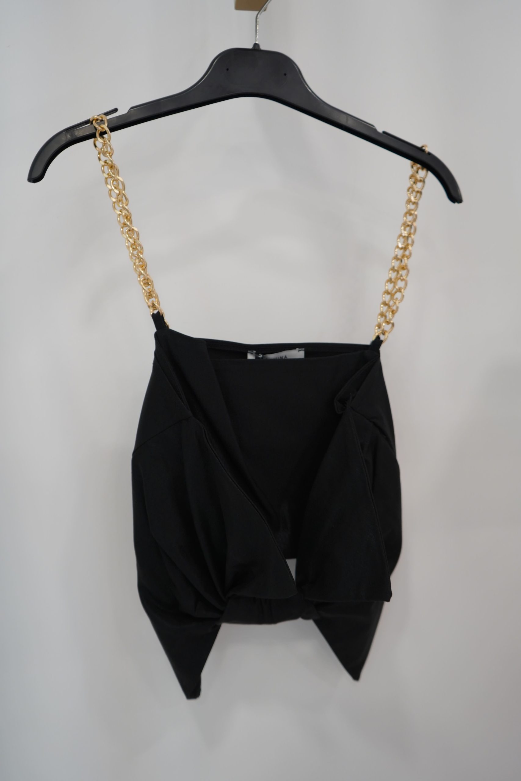 top preto corrente dourada