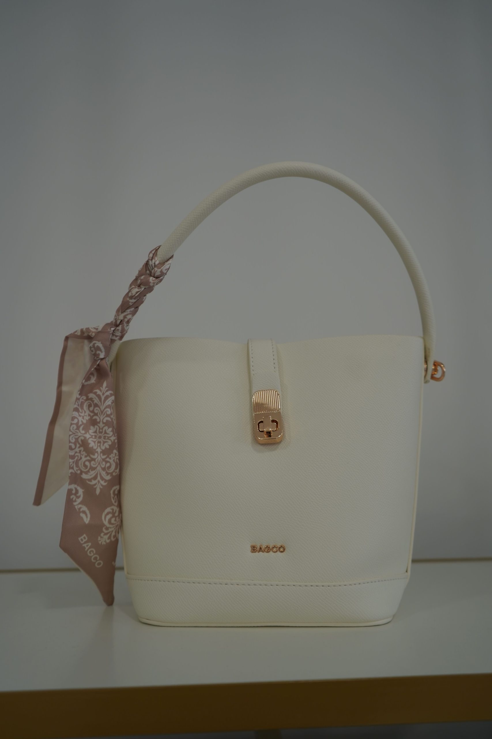 bolsa branca com lenco pequena