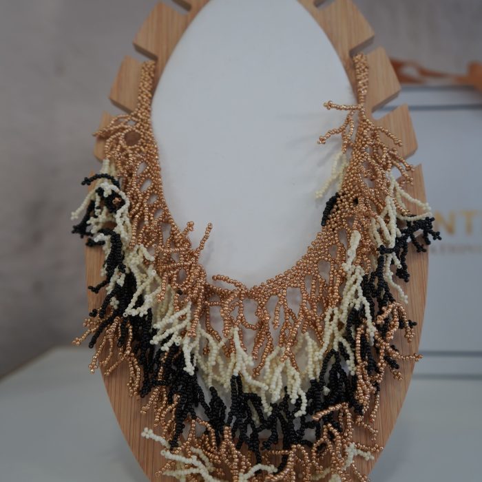 colar dourado com preto algas