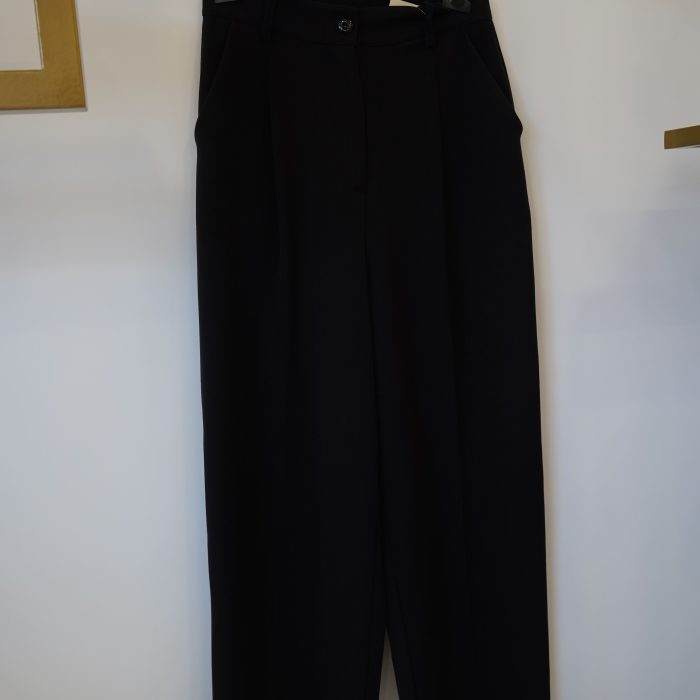 Calça preta a direito
