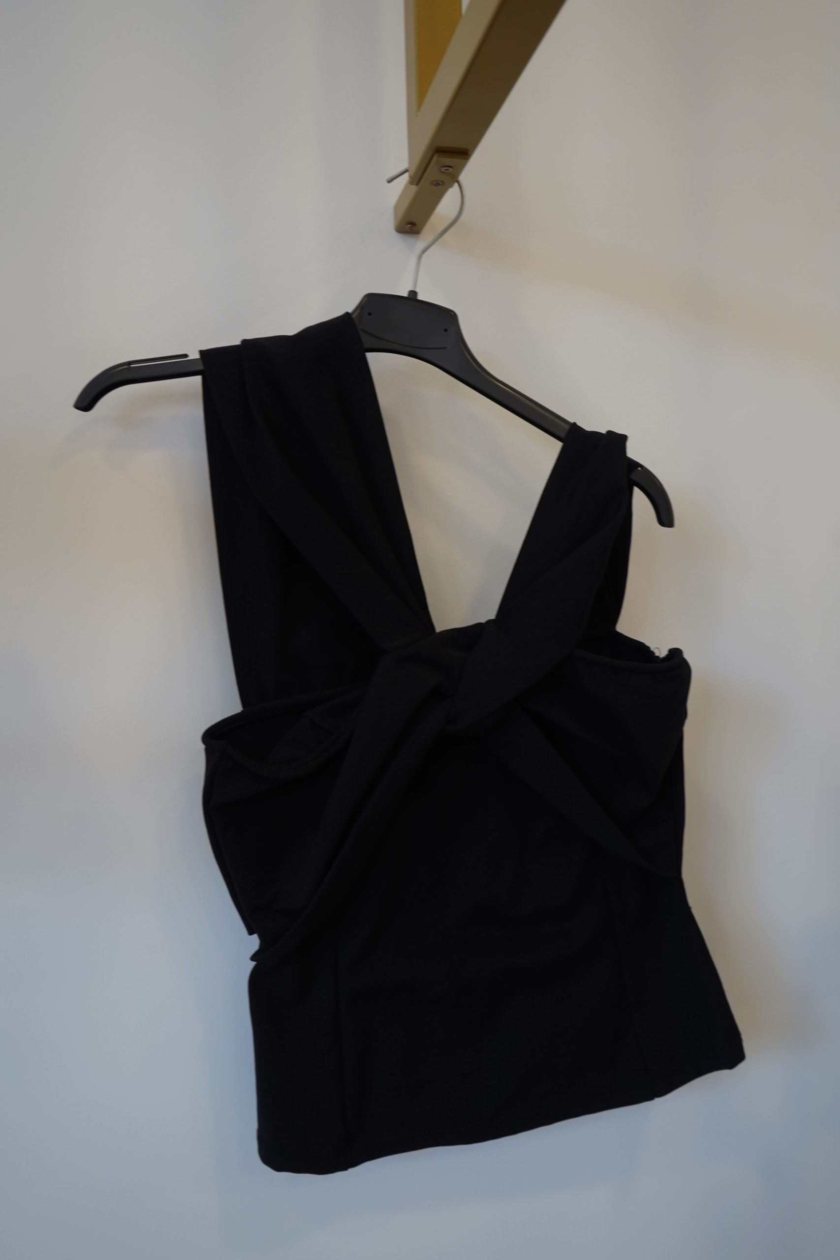 top preto enterlacado