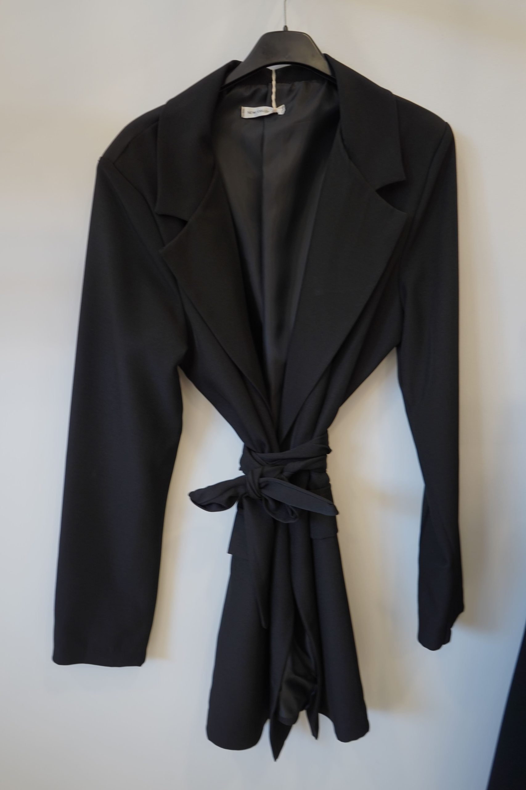 blazer preto com cinto simples