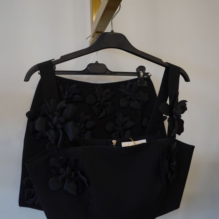 conjunto preto saia top flores