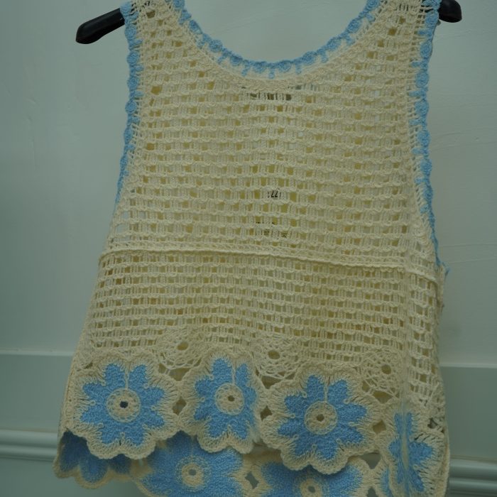 top bege bordados azul
