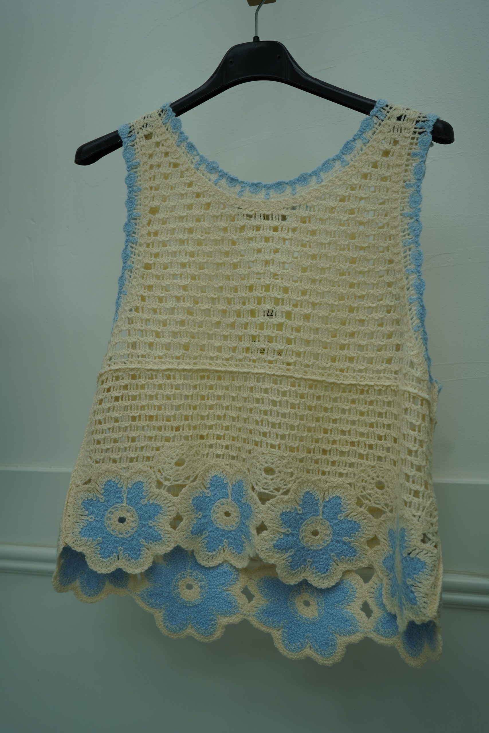 top bege bordados azul