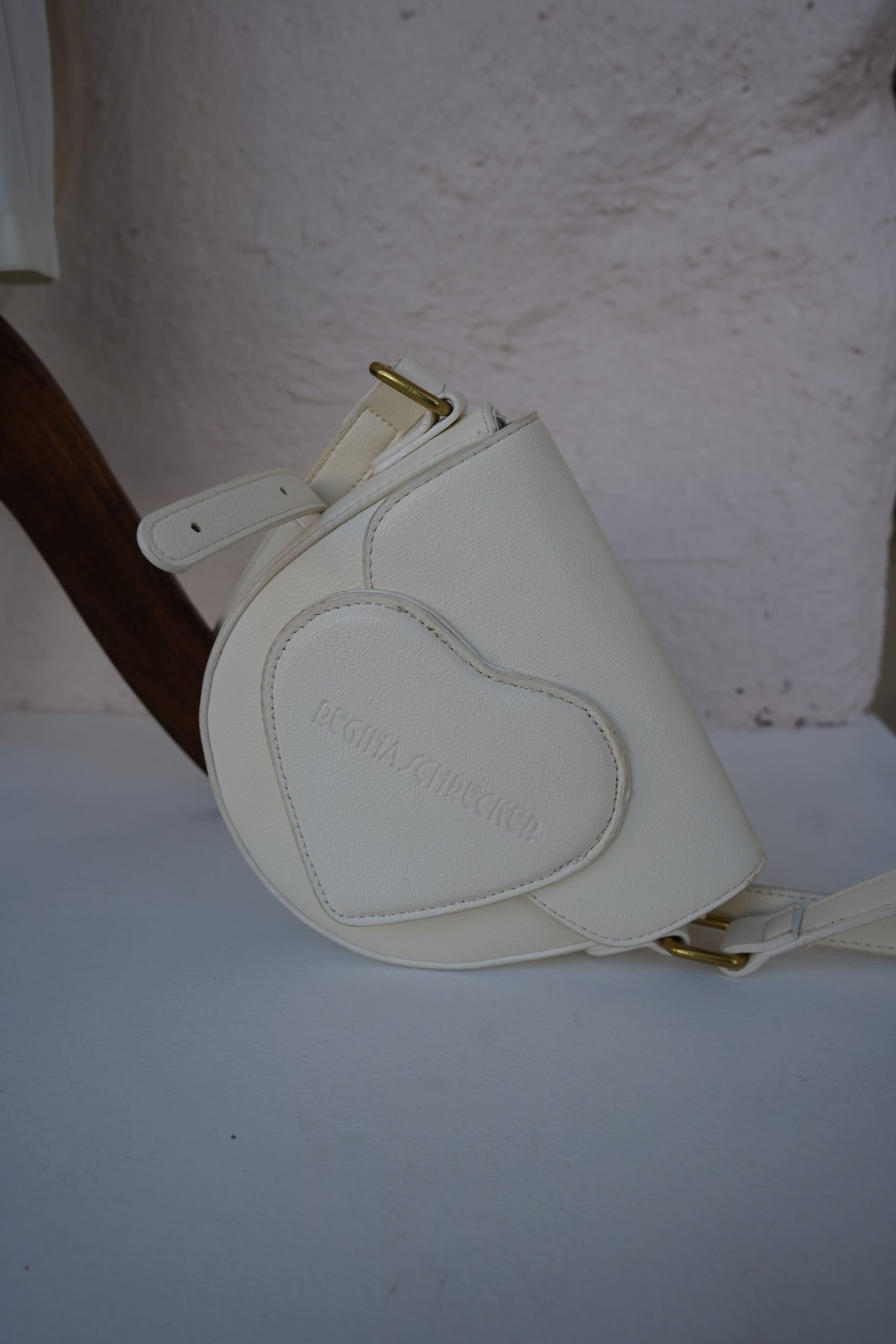 bolsa branca semi redonda com coracao