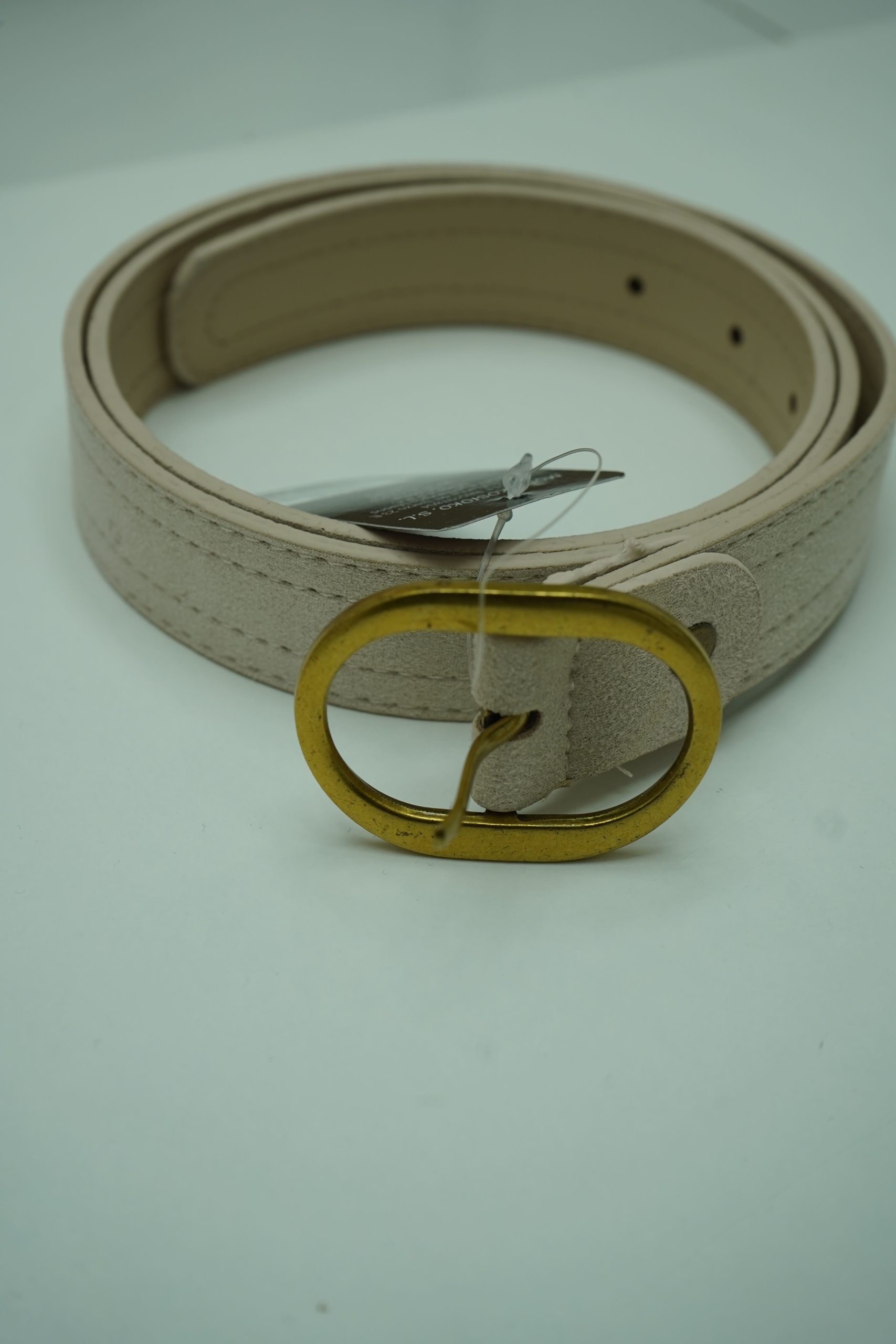 cinto bege com dourado redondo