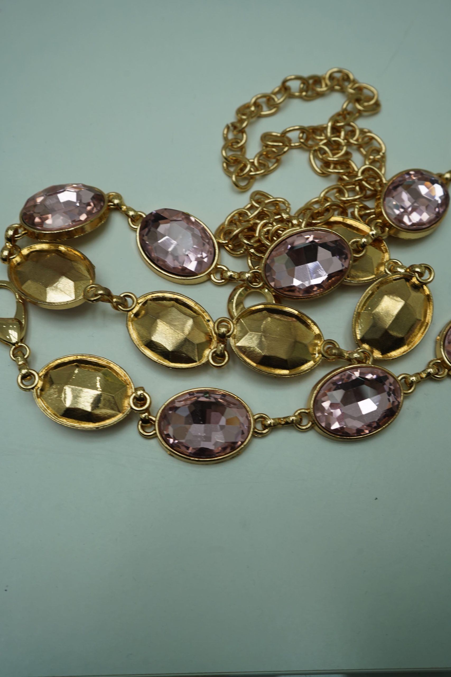cinto dourado pedras rosa