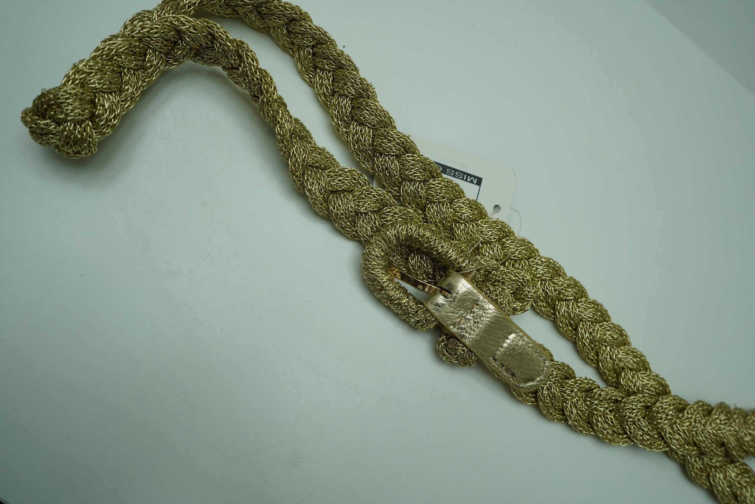 cinto dourado tranca larga