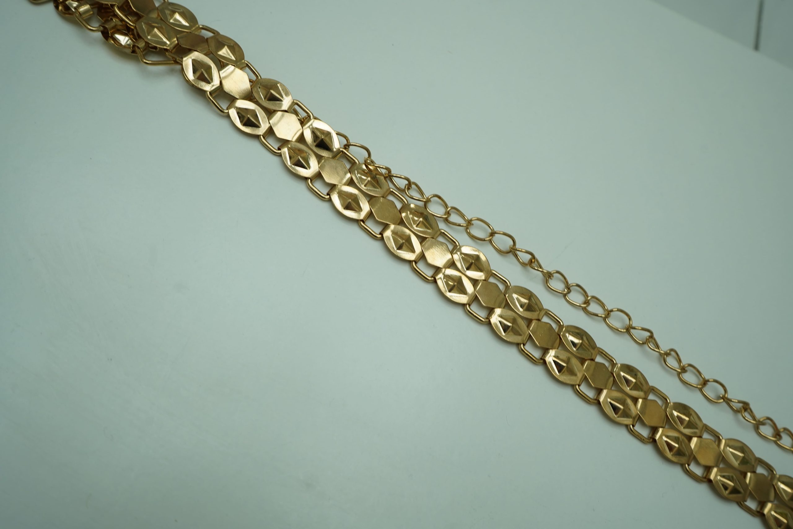 cinto dourado pedras