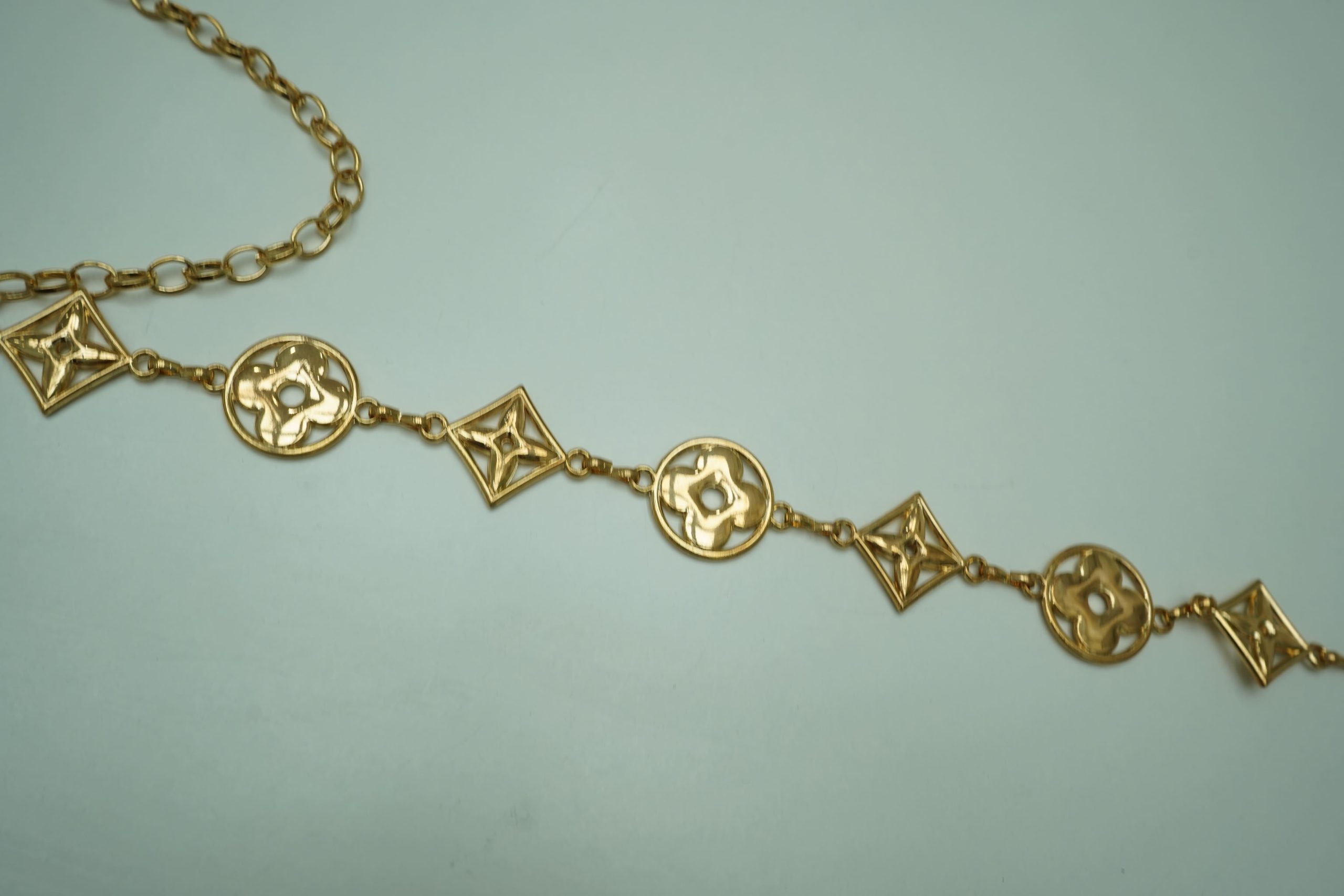 cinto dourado LV