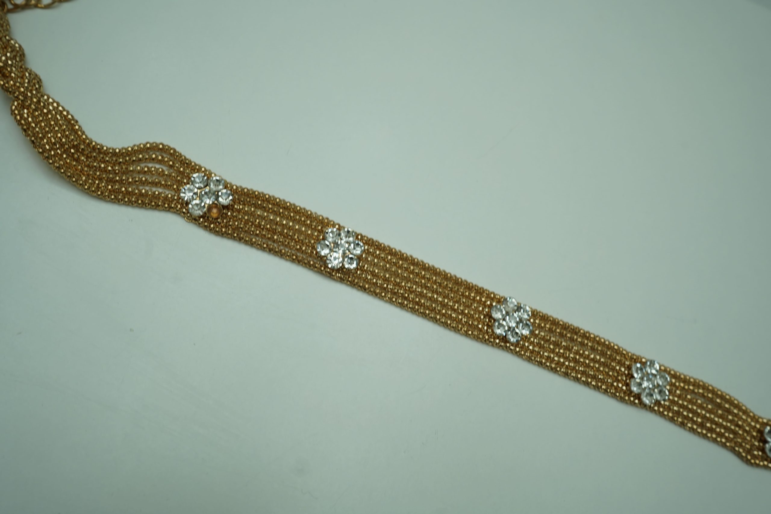 cinto dourado tiras e flores
