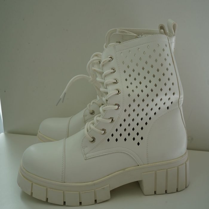 bota branca perfurada