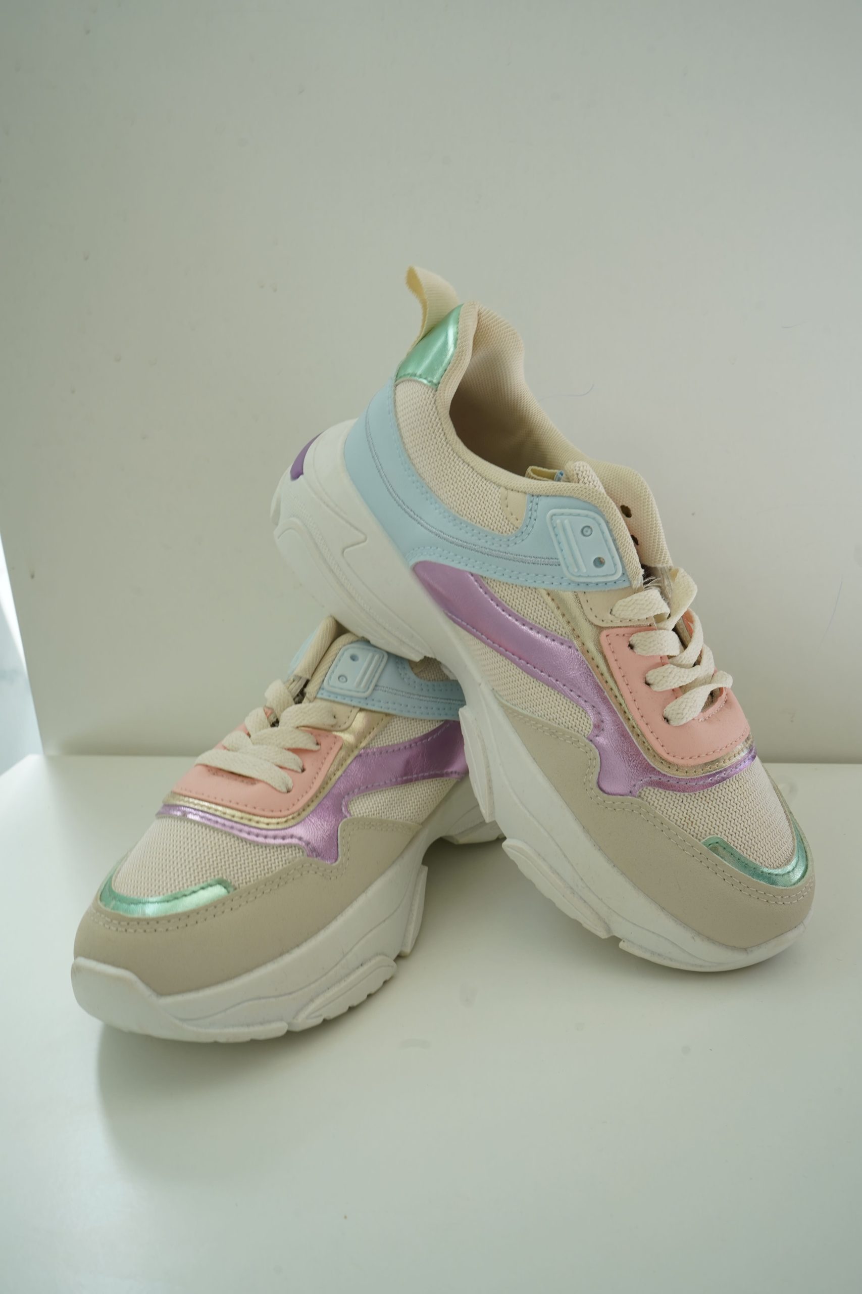 Sapatilha branca multicolor com azul e lilas