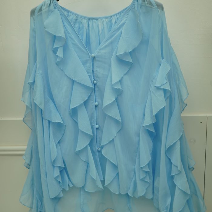 blusa azul folhos