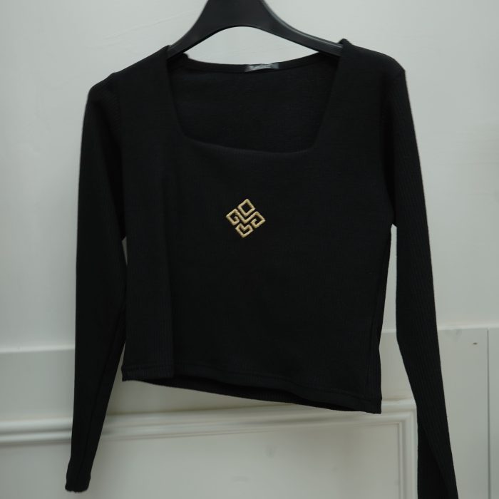 camisola preta malha simbolo dourado
