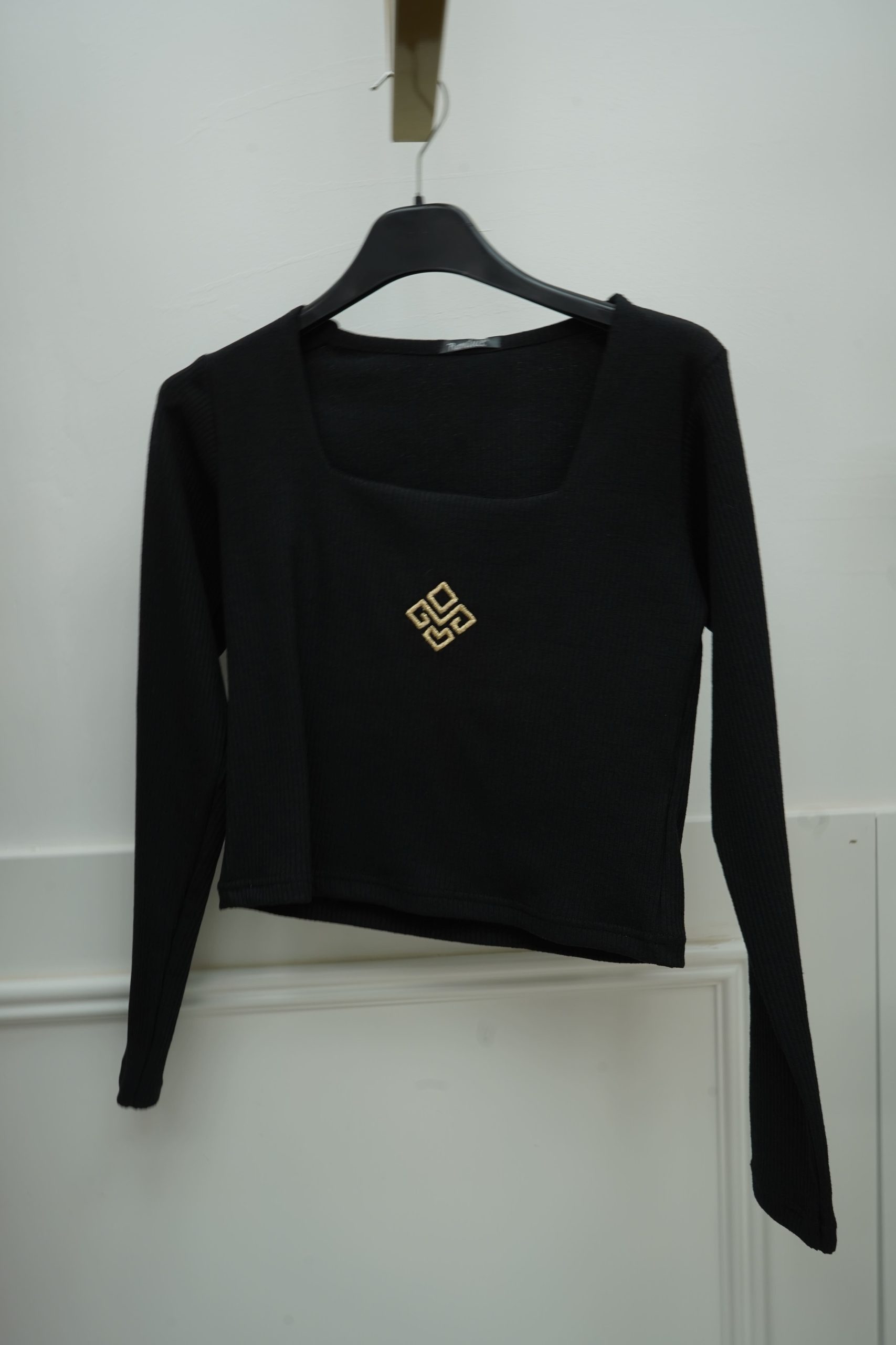 camisola preta malha simbolo dourado