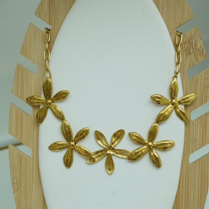 colar dourado flores