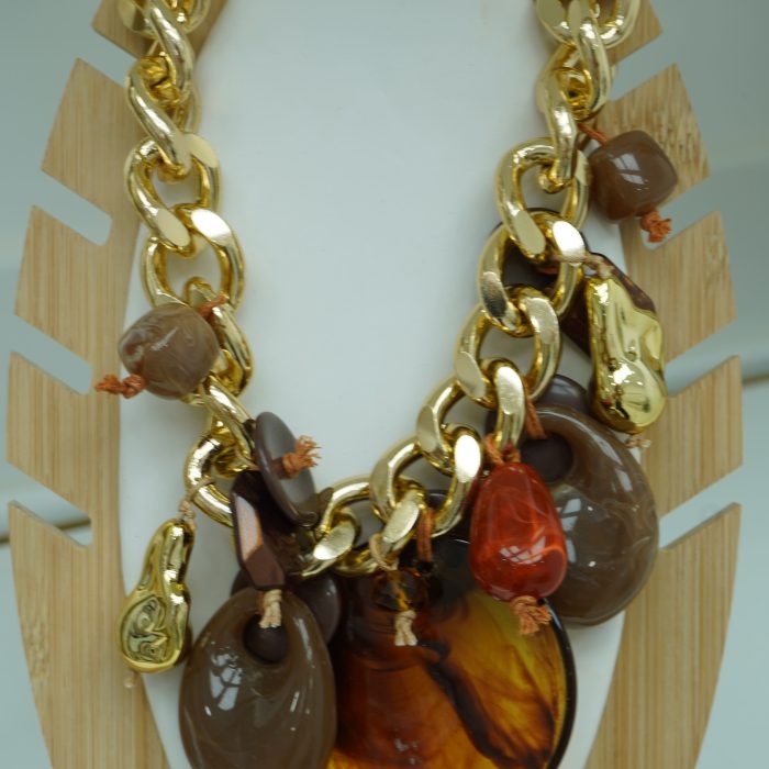 colar dourado com pedras castanhas