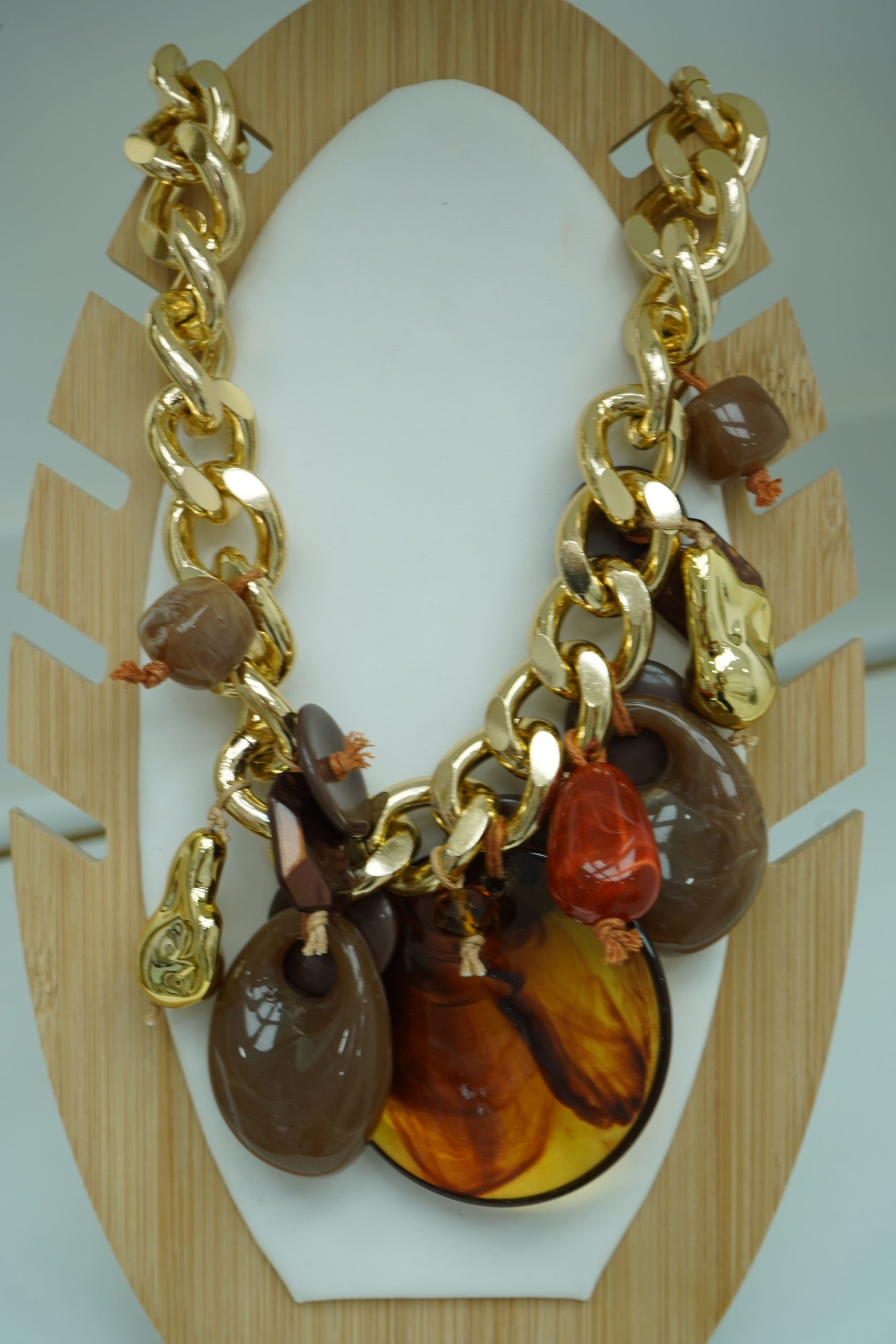colar dourado com pedras castanhas