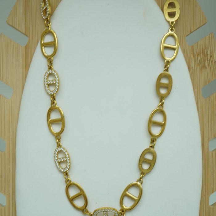 colar dourado com brilhos entrelacado