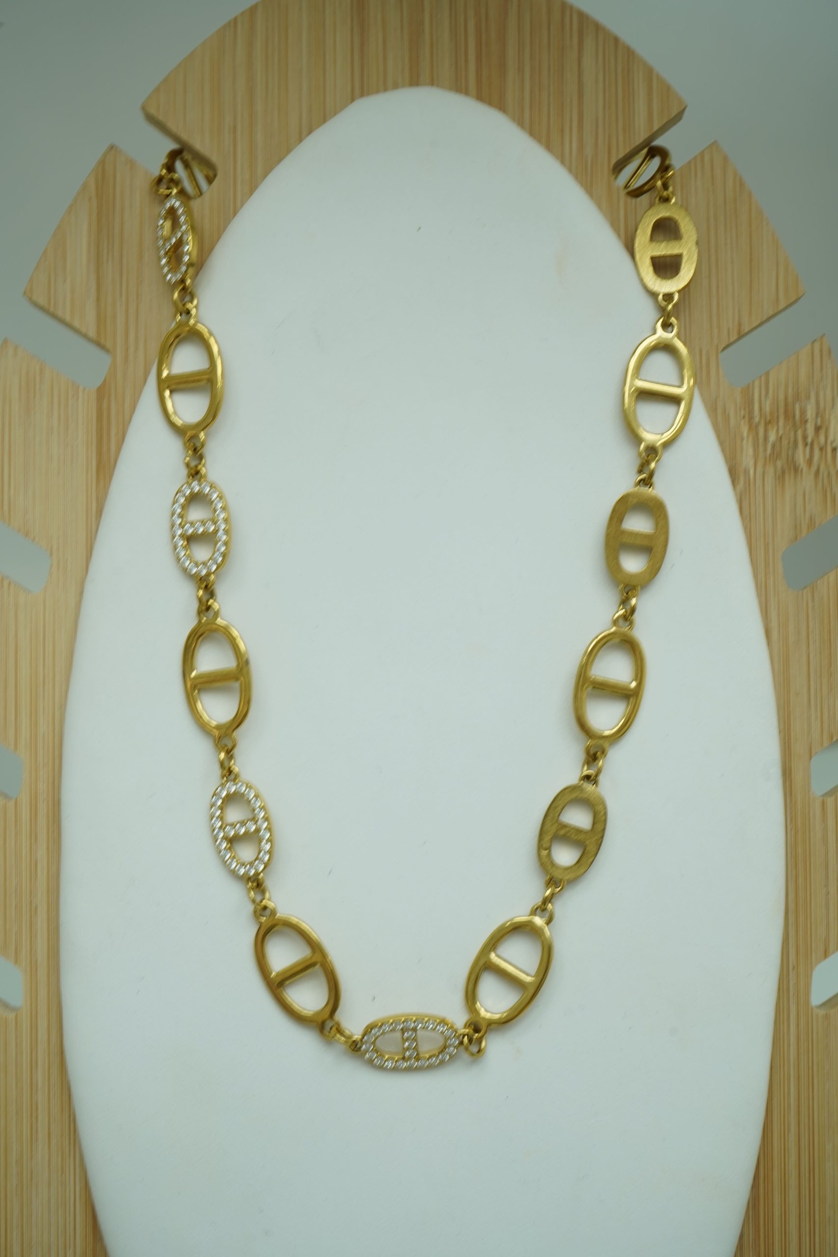colar dourado com brilhos entrelacado