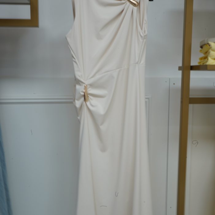 vestido c peças douradas