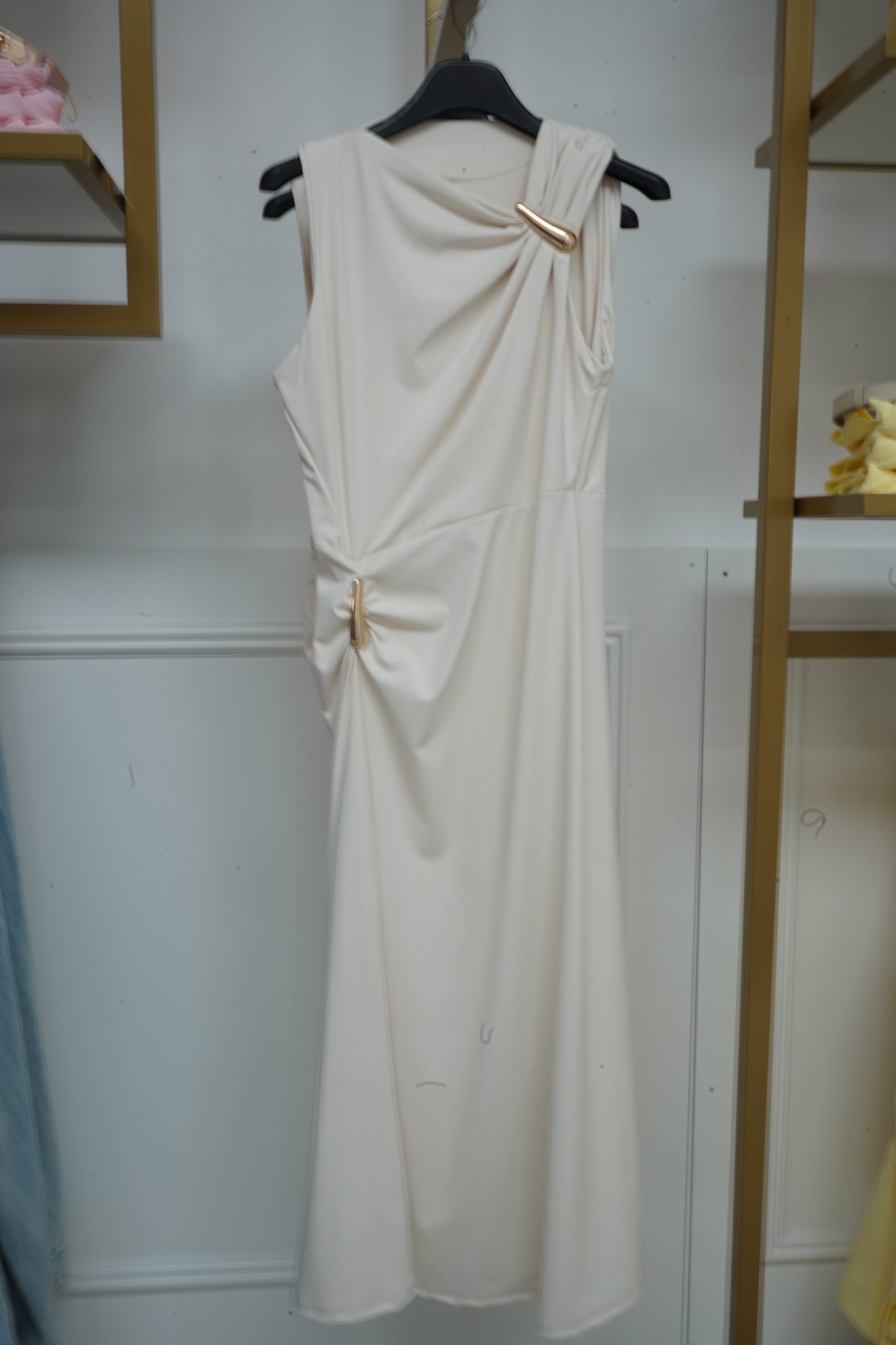 vestido c peças douradas