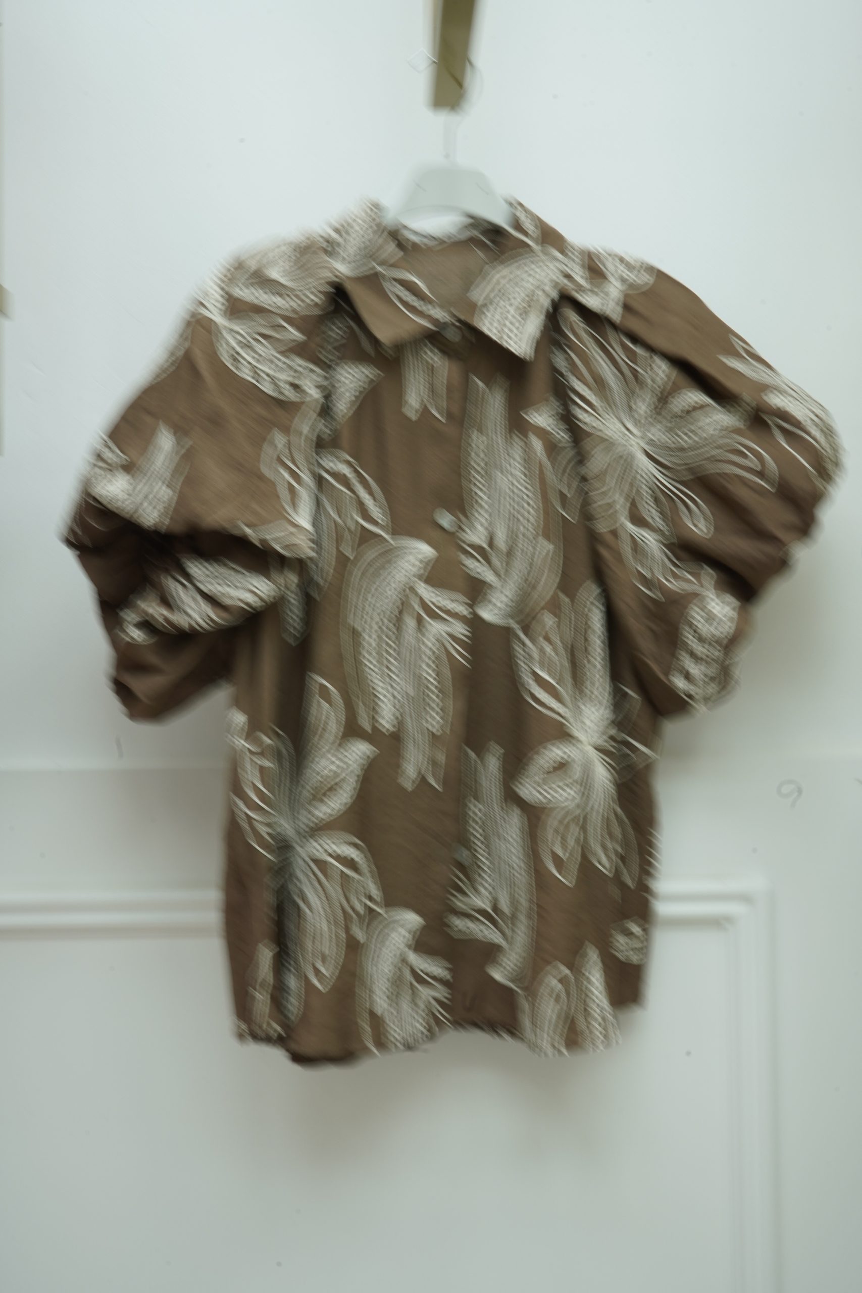 Camisa Castanha c folha branca