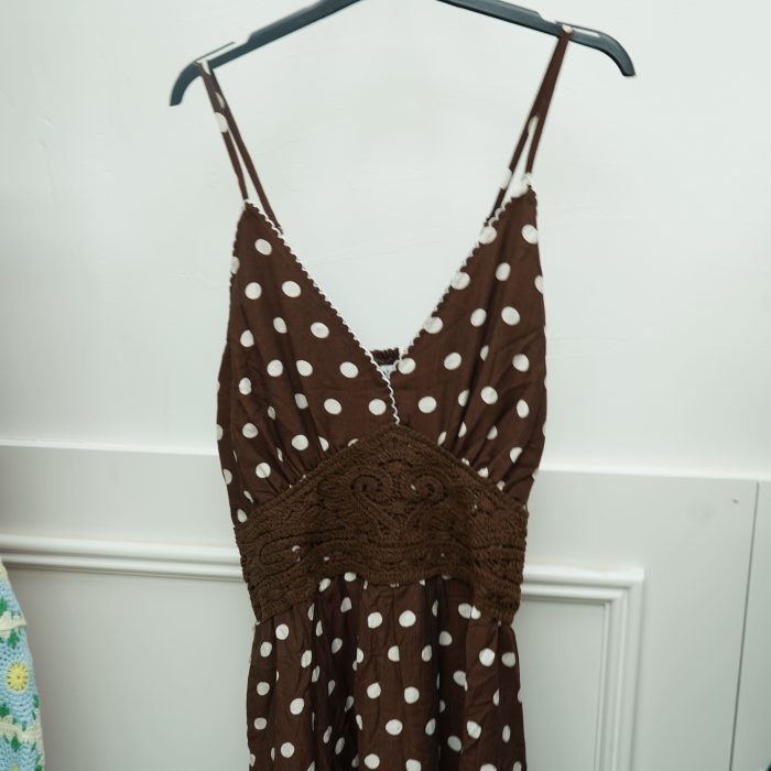 vestido castanho bolinhas