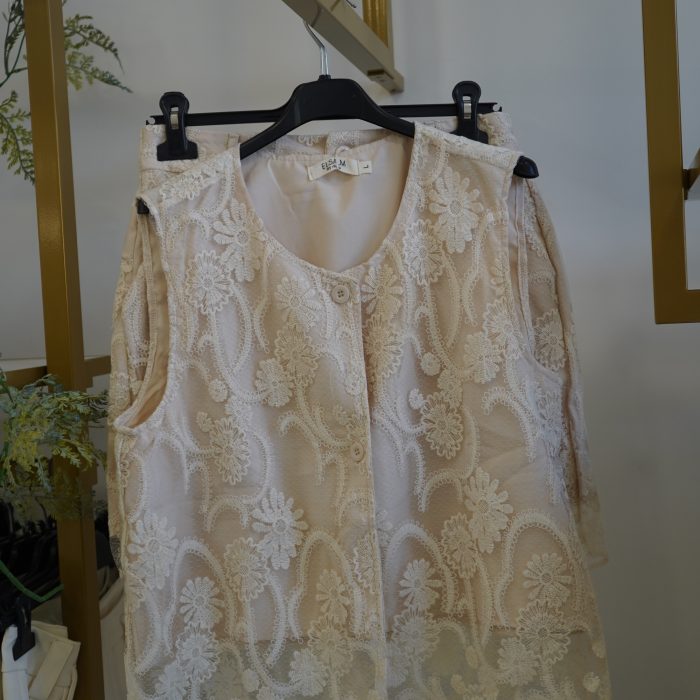Conjunto bege com renda