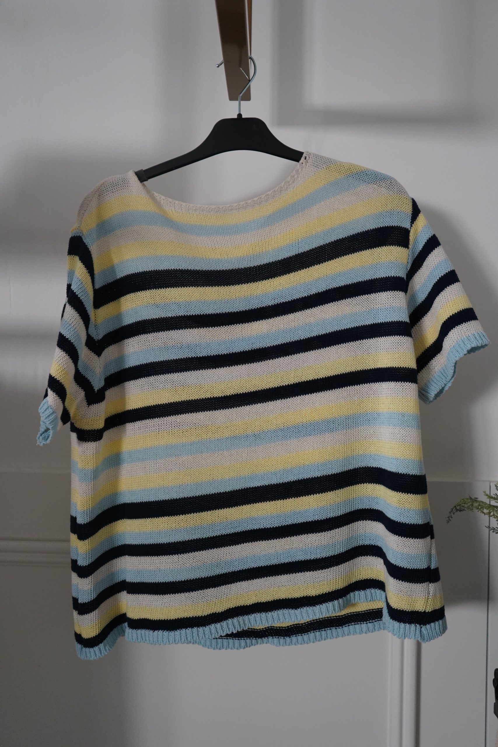 tshirt riscas amarelo e azul