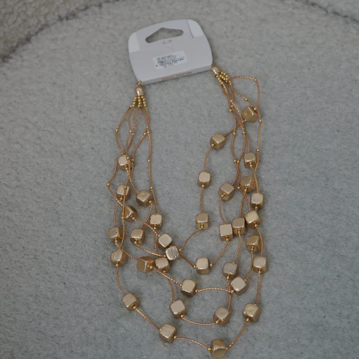 colar dourado cubos