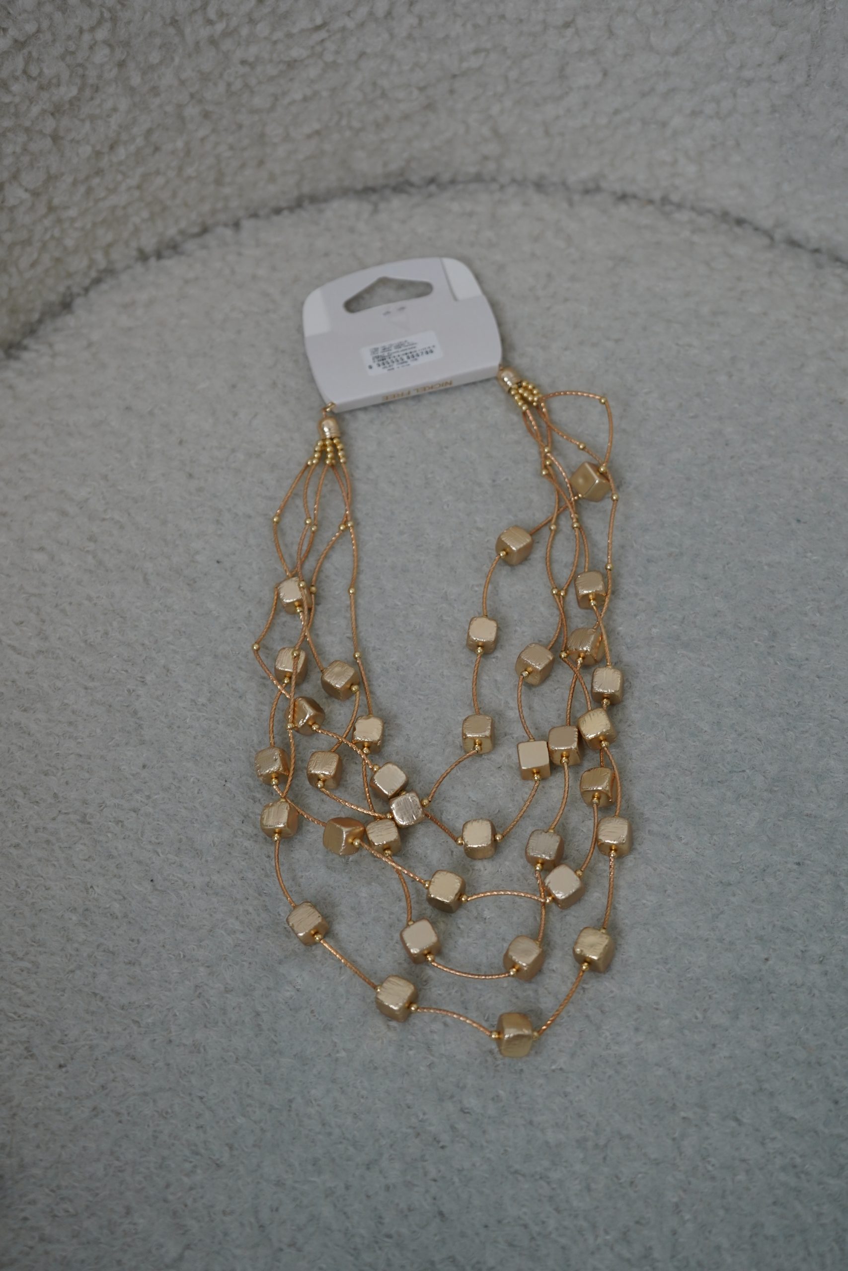 colar dourado cubos