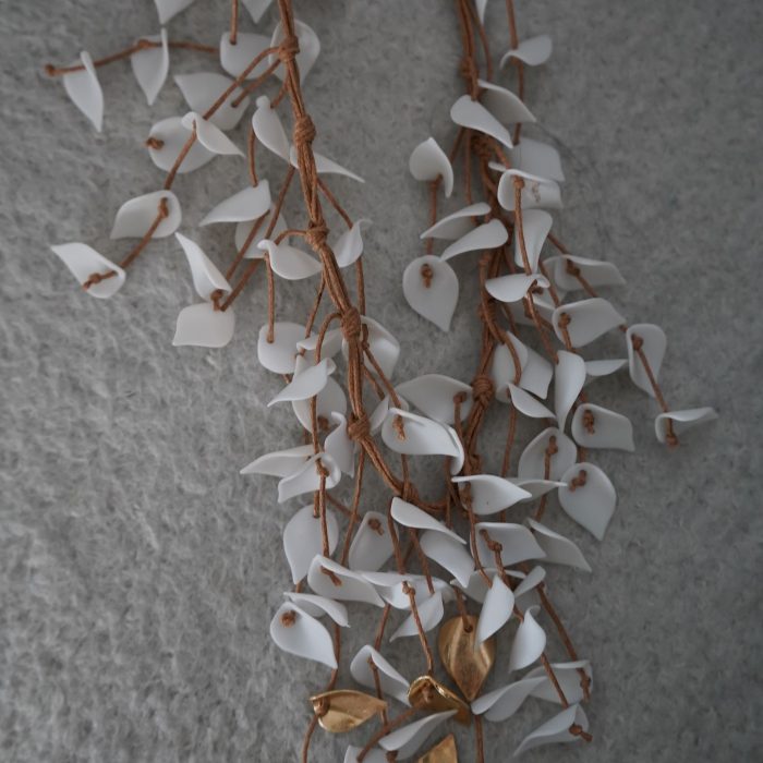 colar branco e dourado petalas