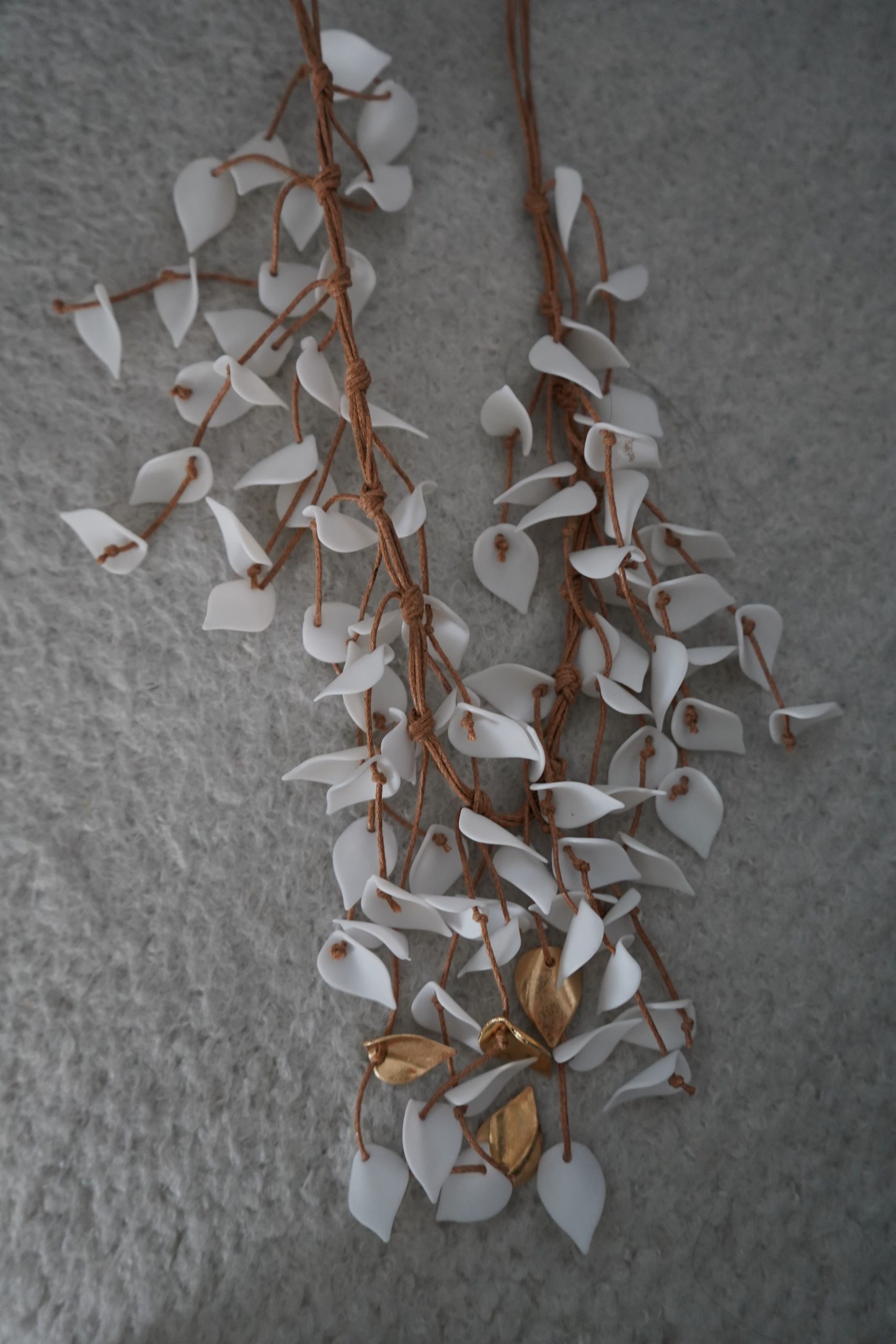 colar branco e dourado petalas