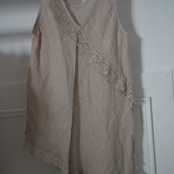 camisola bege c/croche assimétrica