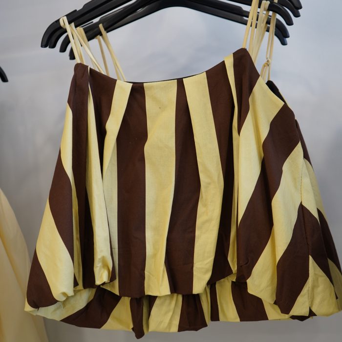 top riscas castanho e amarelo