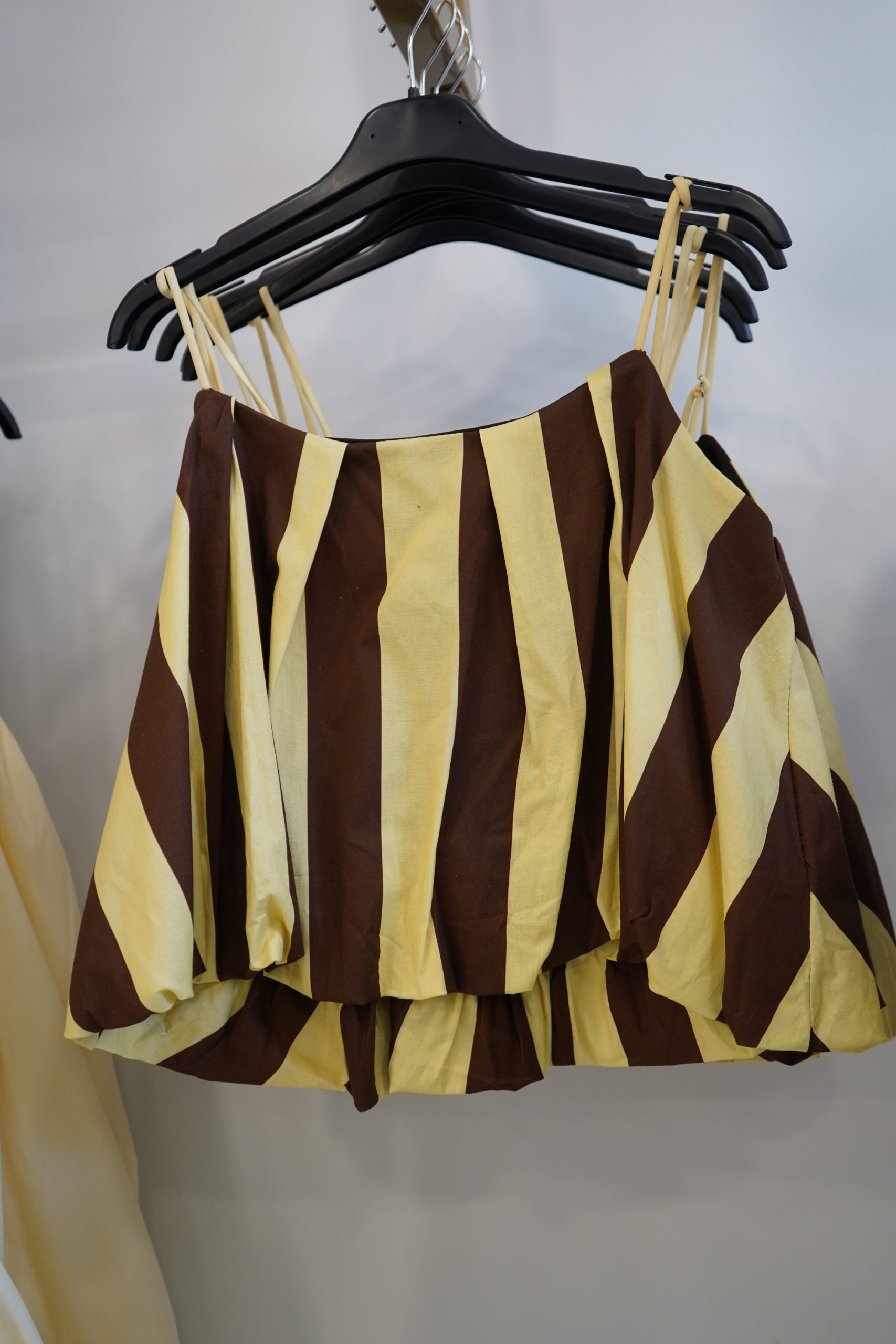 top riscas castanho e amarelo