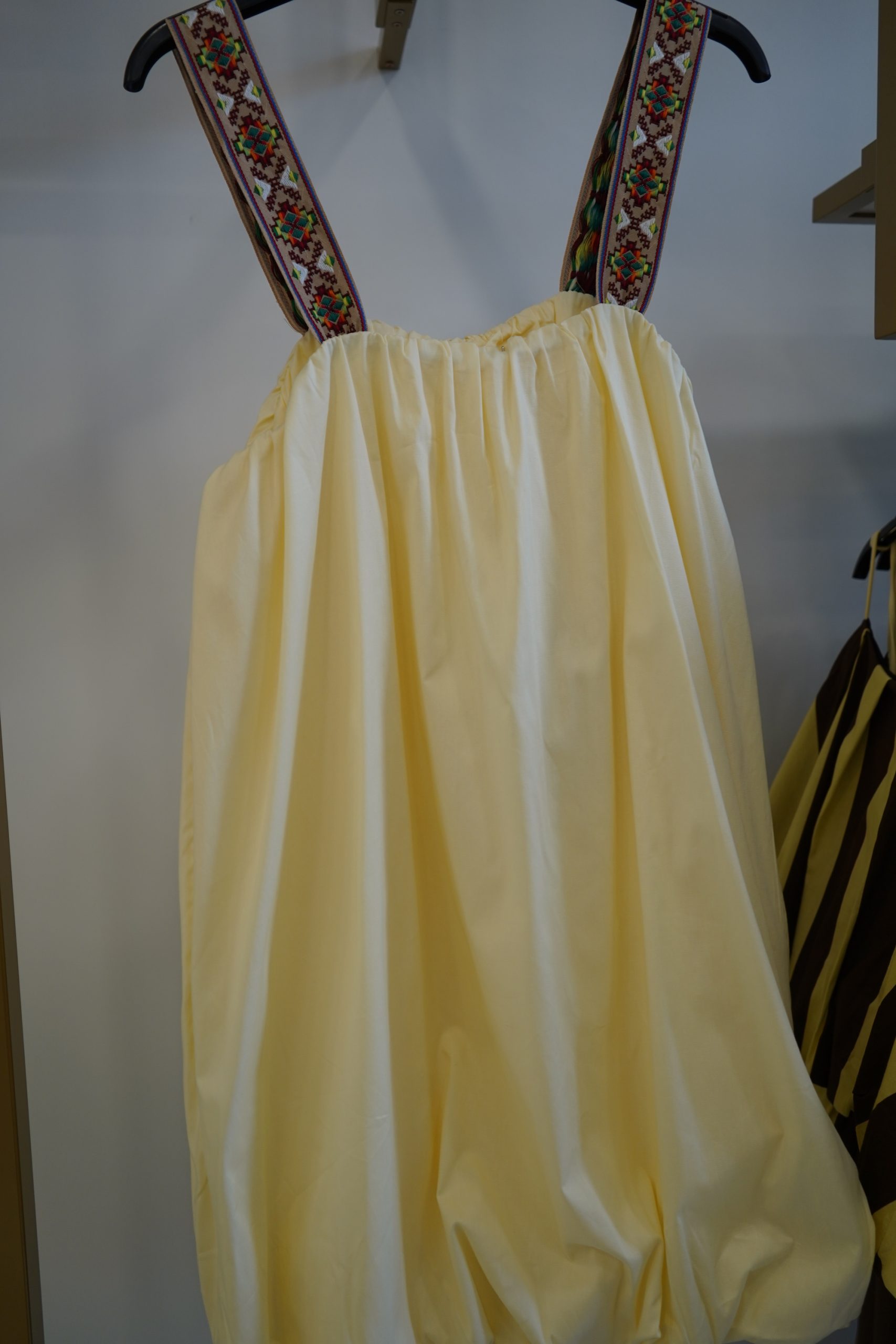 vestido curto abalonado