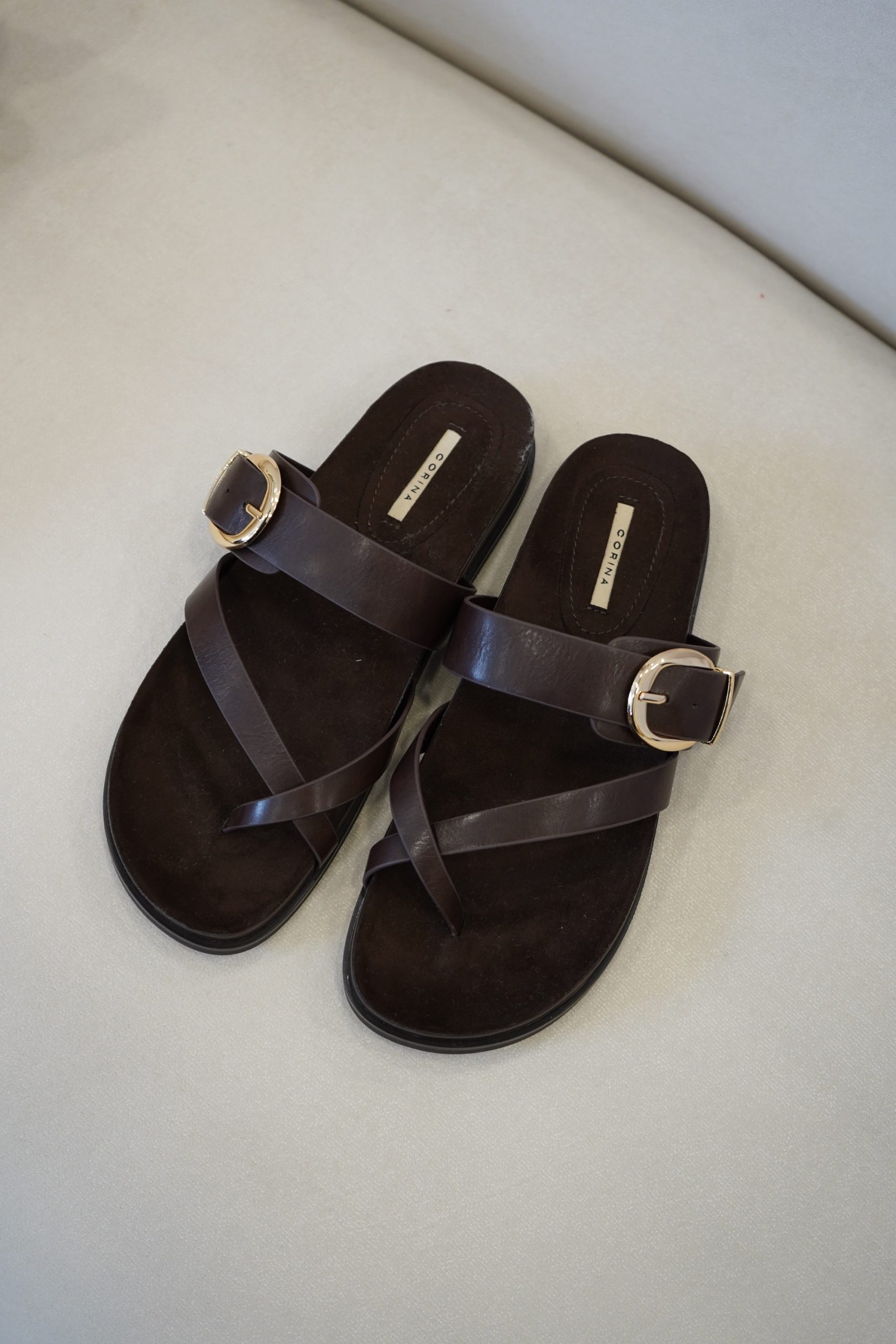 chinelo castanho