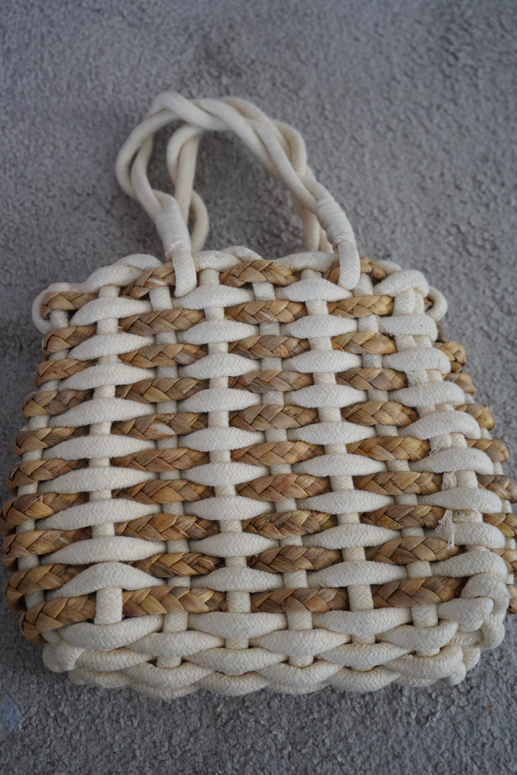 Bolsa entrelaçada bege