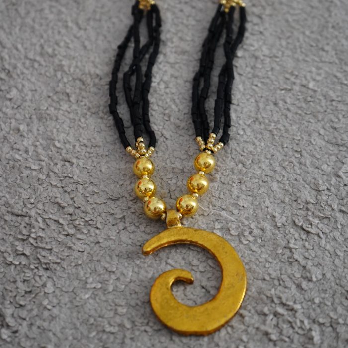 Colar preto c/dourado